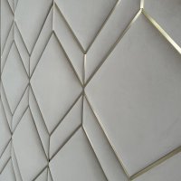 стеновая панель с натуральной латунью